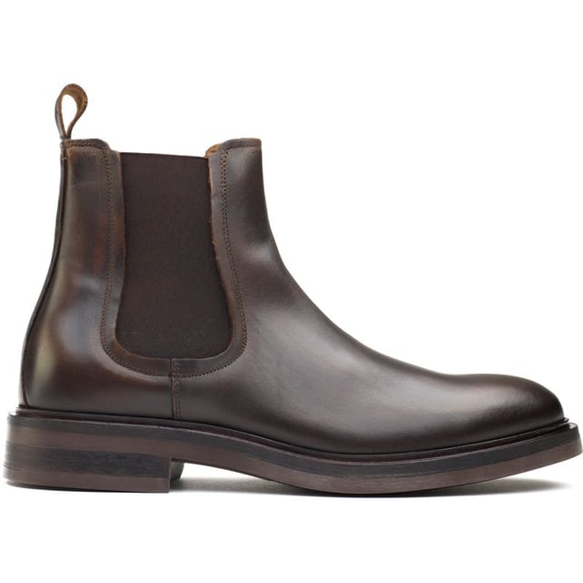 Preséntese en la ciudad con una sofisticación elegante con estas botas Hackett London Egmont. Estas botas Chelsea clásicas, confeccionadas a mano en Portugal, cuentan con una parte superior de cuero de lujo con refuerzos elásticos y un monograma H cosido a mano que adorna cada lado, mientras que la plantilla de cuero extraíble le brinda comodidad al pie en cada paso y la lengüeta de cuero en relieve le agrega un estilo característico.