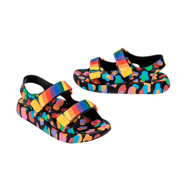 As the name suggests, Melissa Mix combines the comfort characteristic of papetes with the height and style of mini platforms through a contemporary and colorful design. The stability and comfort when walking make it the ideal model for adventures at school or in space.