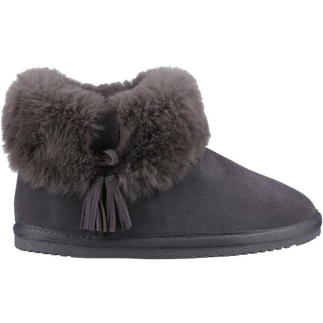 De Ayana bootie is een knusse, warme winterslipper met een bovenwerk van echt suède, een warme voering van imitatiebont en een inlegzool van traagschuim. Verwen je voeten deze winter.