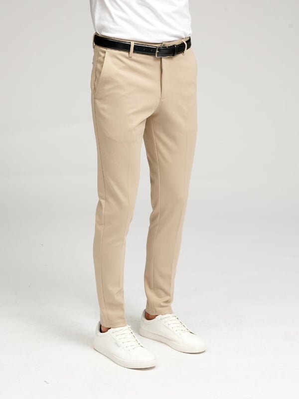 De originele Performance Pants™ zijn broeken met een stijlvolle uitstraling en uitstekende functionaliteit, zodat je de hele dag door kunt genieten van uitstekend comfort. Als je een stijlvolle en comfortabele look wilt bereiken, kies dan voor deze khaki broeken, omdat ze goed passen in elke garderobe en bij elke outfit. Als je hoge eisen stelt aan de functionaliteit en kwaliteit van je kleding, dan is de Perform Collection van TeeShoppen de juiste plek voor jou om te kijken. We hebben deze collectie ontwikkeld om de beste kleding voor jou te maken, gebruikmakend van materialen die zacht, comfortabel en rekbaar zijn, zodat je ze de hele dag kunt dragen.

Hier zie je broeken in de kleur khaki.

De broeken zijn slim fit. Het model is ook verkrijgbaar in Regular fit.

Welke maat hebben de broeken? Broeken kunnen worden geselecteerd in 35 verschillende maten. Zie en kies de maat onder "maat". De maten zijn aangepast voor mannen.

Over TeeShoppen: Bij TeeShoppen hebben we ons eigen productassortiment ontwikkeld. Het doel van ons assortiment is om je de mogelijkheid te geven om je garderobe aan te vullen met kleding die zowel basic als modern is. Maar ook al zijn de kleren basic, we hebben niet ingeboet op kwaliteit of ontwerp. Onze kleren zijn ontworpen om te werken voor verschillende gelegenheden, terwijl ze gemaakt zijn van kwaliteitsmaterialen die ervoor zorgen dat ze comfortabel zijn om te dragen. Wil je een tijdloze leverancier van mode voor zowel mannen als vrouwen? Dan ben je bij TeeShoppen aan het juiste adres. Bij TeeShoppen betaal je niet voor dure merken en kosten, alleen voor kwaliteit en service, wat voor ons belangrijk is. En net zoals de modewereld voortdurend verandert, breiden wij ook voortdurend ons assortiment uit.