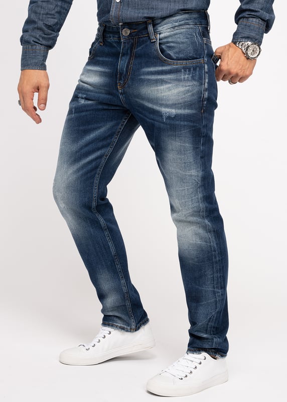 Die Jeans ist ein echter Stilklassiker, die zu nahezu jeder Gelegenheit getragen werden kann. Die Trendmarke "Indumentum" präsentiert Ihnen eine große Auswahl an modernen Herren Jeans, die für Freizeit, Alltag und Büro infrage kommen. Entdecken Sie verschiedene Designs, unterschiedliche Passformen und stylische Waschungen. Die Herren Jeans von "Indumentum" sind sehr bequem, sehen dabei gut aus und bieten eine hervorragende Qualität, sodass Sie lange Ihre Freude daran haben werden. Indumentum bietet Herren Jeans auch in großen Größen, sodass es für jeden Typ Mann das passende Modell gibt. Darüber hinaus können Sie sich zwischen diversen Passformen entscheiden.