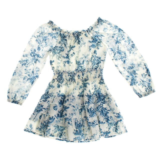 Este vestido de niña tiene un diseño encantador y femenino, con un cuello cuadrado y fruncido que aporta textura y un toque delicado. Las mangas largas y ligeramente abullonadas añaden volumen, mientras que la cintura fruncida proporciona un ajuste cómodo y favorecedor. 

La falda presenta varios volantes que le dan movimiento y un estilo romántico. 

Es una prenda ideal para ocasiones especiales, combinando un aire clásico con detalles modernos que realzan su encanto.
 Composición: Exterior: 100% Algodón; Interior: 100% Algodón; Elástico: Poliéster, Elastano
 Cuidados:
- Lavar a máquina máx 30ºC y ciclo delicado.
- Usar detergentes suaves.
- Usar secadora a baja temperatura.
- Planchar a bajas temperaturas.
- No lavar en seco.