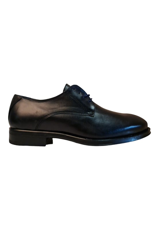 Dress shoe with lace-up closure and tongue, with heel. It has a comfortable sole and a non-slip sole