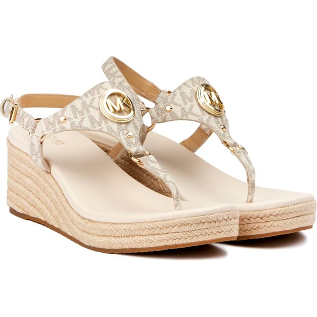Michael Kors Casey Wedge Sandalen Die Michael Kors Casey Espadrille-Keilsandale, mit Zehenstegdesign hat ein weiches Lederobermaterial und juteumwickelte Keilsohle für einen Boho-Look. Die Gummilaufsohle gibt bei jedem Schritt Halt und das goldene MK-Branding verleiht einen Hauch von goldener Opulenz und Designer-Stil. Passt perfekt zu Maxikleidern oder verkürzten Jeans für einen tollen Urlaubslook.