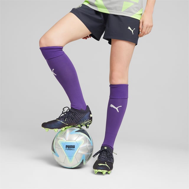 PRODUCT STORY Spelers, maak je klaar om ze gek te maken met de FUTURE 1.4 - de schoen voor de meest creatieve speler op het veld. Met een adaptieve FUZIONFIT+ compressieband over de voet die zorgt voor de ultieme pasvorm en ondersteuning - zelfs als de schoen zonder veters wordt gedragen - en een lichtgewicht stevige zoolplaat, heb je alles wat je nodig hebt om het spel op jouw manier te spelen. Functies en voordelen Pasvorm voor dames: Dit product is ontworpen voor de vrouwelijke voet, op basis van pasvormtests en feedback van vrouwelijke atleten, zodat jij je stempel kunt drukken op het veldFUZIONFIT+: Adaptieve compressietechnologie die je voet vastzet en explosievere bewegingen op het veld mogelijk maaktGRIP CONTROL PRO: Superdunne getextureerde huid ontworpen voor verbeterde balcontrole, ongeacht de veldomstandigheden DETAILS SokconstructieNano-griptechnologieAdvanced Creator ZonesDynamic Motion System buitenzoolFG/AG: Firm Ground/Artificial GroundPUMA Cat Logo op de hiel