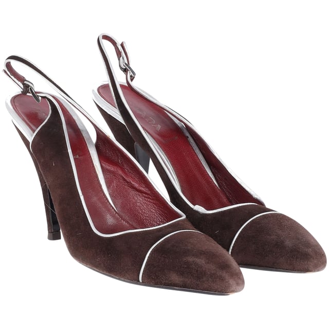 Prada Slingback-Pumps aus braunem Wildleder VINTAGE, UVP WIE NEU
Diese braunen Slingback-Pumps von Prada sind in Italien aus geschmeidigem Wildleder gefertigt. Sie verfügen über eine spitz zulaufende Silhouette, silberne Kantenverzierungen und eine zierliche Schnalle. Nutzen Sie die Vorteile der niedrigen Höhe, indem Sie Ihre Pumps an geschäftigen Tagen tragen.
Prada Slingback-Pumps aus braunem Wildleder
Zustand: Gut
Abnutzungserscheinungen: Abnutzung an den Sohlen und leichtes Abblättern an der Innenseite des linken Absatzes.
Material: Wildleder/Leder
Farbe: braun
Größe: EU40.5/US11/UK8
SKU: 152445