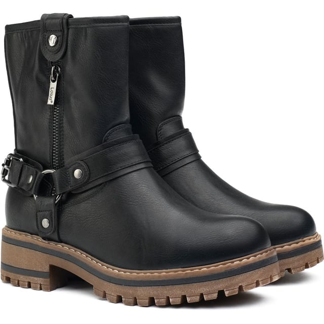 Abraza el estilo motero que llevas dentro con las botas Hyde de Lotus. Estas botas negras de media pantorrilla presentan un diseño rebelde con hebilla y cremallera. Confeccionadas con una parte superior con apariencia de cuero y una suela de goma resistente, prometen durabilidad y estilo. El forro polar garantiza calidez, mientras que la cremallera interior ofrece comodidad. Con un tacón de 4 cm y una suela con tacos, brindan la elevación y el agarre perfectos.