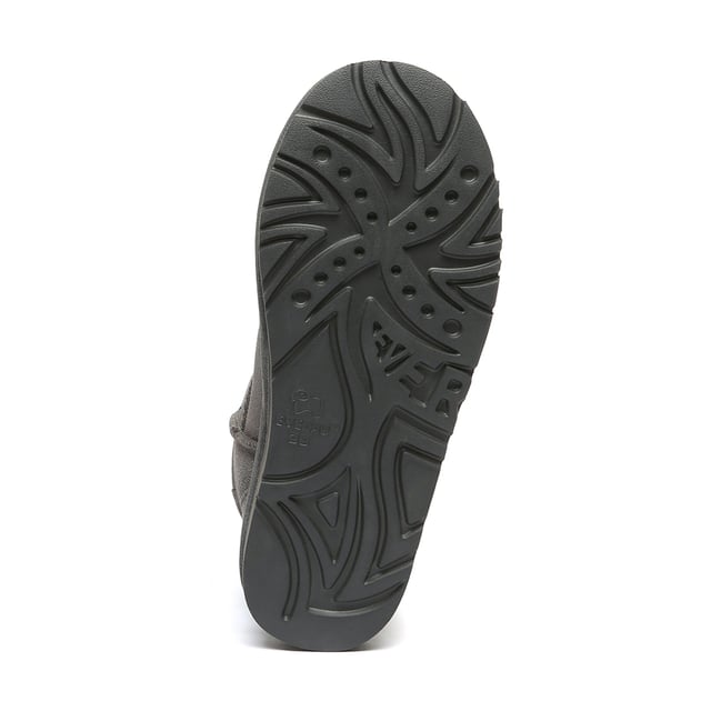 Discover the Ostrich Boots, a favourite among A-list celebrities, perfect for your winter wardrobe staple. These iconic boots effortlessly complement any outfit, whether you're relaxing at home or out running errands, seamlessly merging style with practicality for enduring comfort.

Product No. EAU3017

Description:
- Cow Suede Upper
Sheepskin Wool Insole and Lining
- EVA Sole