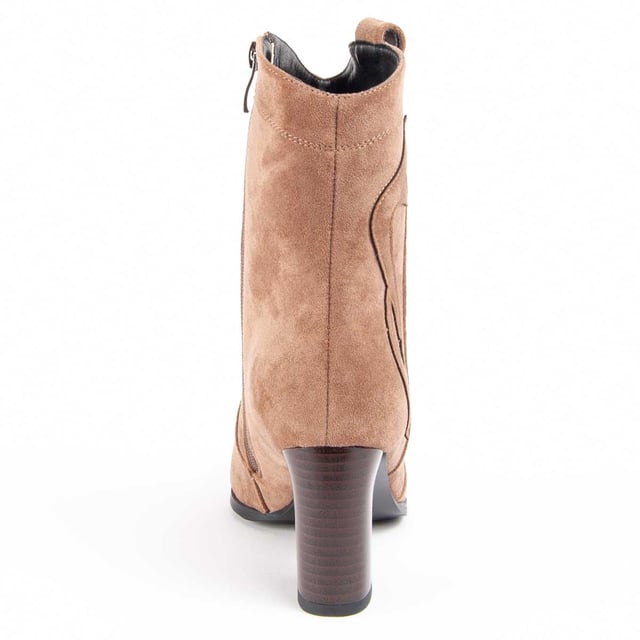 Women's ankle boots. Comfortable fit. Cushioned natural leather insole. Manufactured by other brands for our brand. Approximate measurements: 7 cm high heel, 14 cm high shaft and 12 cm wide shaft.