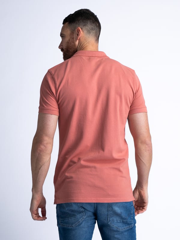 Unifarbenes Poloshirt mit offenem Kragen und Knopfleiste. Das Poloshirt ist mit einem im Brustbereich applizierten, dezenten Logo-Emblem ausgeführt. Hergestellt aus 100 % Baumwolle. Du schwankst zwischen zwei Größen? Nimm die größere Größe! Unifarbenes, klassisches PoloshirtOffener KragenKnopfverschlussDezentes Logo-Emblem100 % Baumwolle