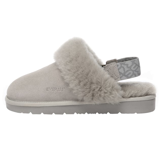 EVER AU Slingback-pantoffels voor dames met verwijderbare band-PELICAN Met maximale gezelligheid en een beetje lift is Pelican Slingback Slippers met verwijderbare band de nieuwste stijl van Everau. Een van de opvallende kenmerken van de Pelican Slippers is de afneembare riem en het slingback-ontwerp. Dankzij de verstelbare riem kunt u de pasvorm naar eigen voorkeur aanpassen, zodat u verzekerd bent van een veilig en comfortabel gevoel. Of je nu de voorkeur geeft aan de ondersteuning van een riempje of de vrijheid van een instapper, deze pantoffels bieden veelzijdigheid voor jouw gemak. draag ze binnen of buiten voor een stijlvolle pantoffelervaring. Specificatie: Bovenwerk van suède Warme voering van schapenvacht Zachte binnenzool van schapenvacht EVA-zool Technologieën: Water & Vlekbestendig bovenwerk Slipvaste buitenzool