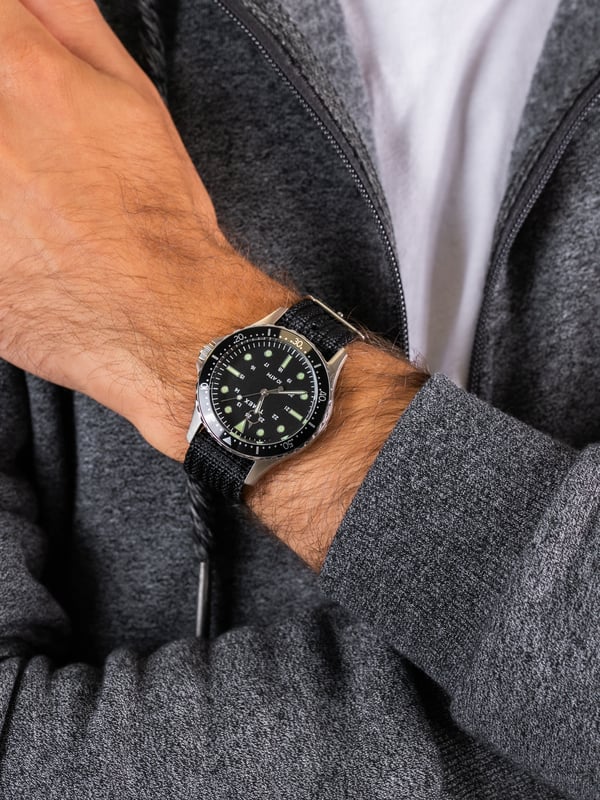 Diese Timex Navi Analog-Uhr für Herren ist das perfekte Zeitmesser, das Sie tragen oder verschenken können. Das silberne, 41 mm große Gehäuse in Kombination mit dem bequemen schwarzen Stoffarmband sorgt dafür, dass Sie dieses atemberaubende Zeitmesser ohne Kompromisse genießen können. Angetrieben von einem hochwertigen Quarzwerk und wasserdicht bis 10 bar, wird Ihre Uhr ständig ticken. Elegantes, sportliches und modernes Design, perfekt für Männer und ausgestattet mit einer drehbaren Lünette - Die Uhr hat eine Funktion: Leuchtzeiger, leuchtende Zahlen. Hochwertiges 21 cm langes und 19 mm breites schwarzes Stoffband mit einer Schnalle. Gehäusedurchmesser: 41 mm, Geäusedicke: 12 mm, Gehäusefarbe: Silber und Zifferblattfarbe: Schwarz.