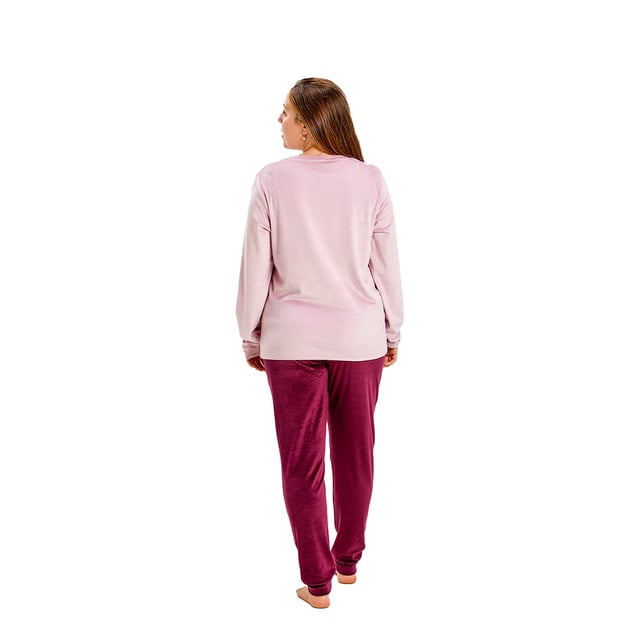 München långärmad pyjamas.\n Vinröd färg\n Långärmad T-shirt med rund halsringning.\n Rutigt tryck.\n Design med varumärkesgrafik.\n Långa byxor.\n Elastiskt midjeband.\n Raka fållar.\n Sömmarna syns i ton.\n\n Sammansättning: 95% polyester, 5% elastan.\n\n -Tvättas i max temperatur. 30º.\n -Använd inte blekmedel.\n -Torka i max temperatur. 110º.\n -Har inte stöd för kemtvätt.\n -Tillåter dig att använda en torktumlare.\n Sammansättning: 95% polyester, 5% elastan.\n Skötsel:\n-Tvätta i max temperatur. 30º.\n -Använd inte blekmedel.\n -Torka i max temperatur. 110º.\n -Har inte stöd för kemtvätt.\n -Tillåter dig att använda en torktumlare.