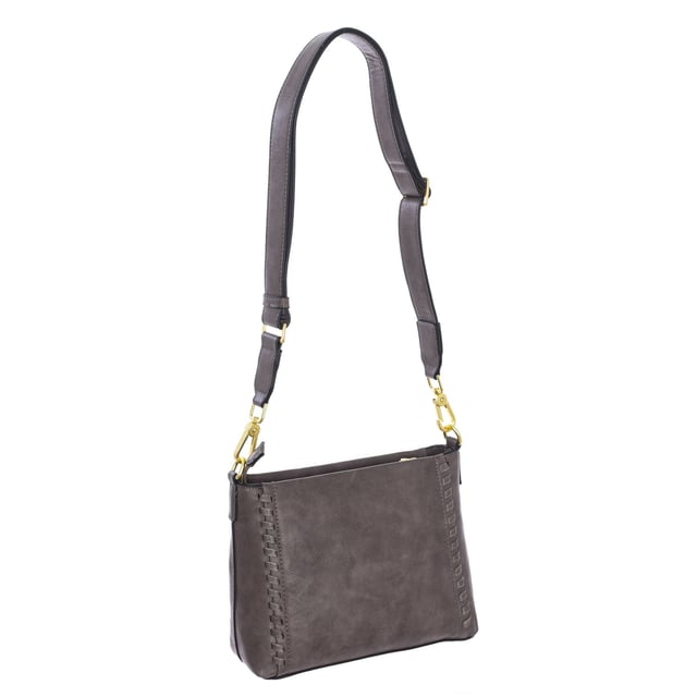 Bolso crossbody U.S. POLO ASSN.
Sintético.
Cierre con cremallera.
Bolsillo en el frontal con cierre de imán.
Interior frontal: Dos bolsillos abiertos.
Interior trasero: Un bolsillo con cremallera.
Correa extraíble ajustable.
Forro interior con estampado de la marca.
Logo de la marca en el frontal.
Costuras vistas a tono.
 Medidas: 23x18x8cm
 Composición: 100% Poliuretano
 Cuidados:
Limpiar con un paño húmedo.