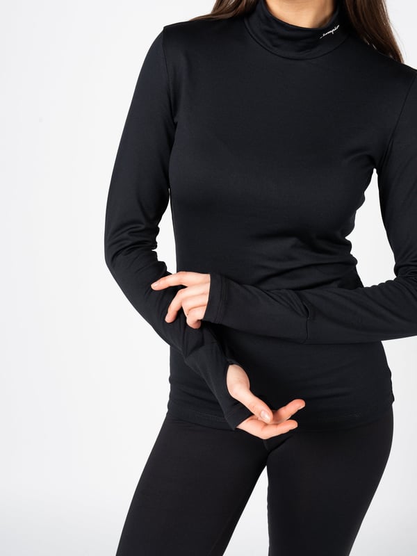 El corte ajustado resaltará perfectamente tu figura, brindándote comodidad y una apariencia elegante para cualquier ocasión.

El cuello alto es un detalle único que añade carácter y modernidad, así como protección en los días más fríos.

El estampado con el nombre de la marca en el cuello y en la nuca sutilmente señala la pertenencia a aquellos que valoran la alta calidad y el diseño, al mismo tiempo que es un acento discreto.

Hecho con tejido transpirable de alta calidad, asegura no solo durabilidad y resistencia, sino también una comodidad insuperable durante todo el día, independientemente de la temperatura.