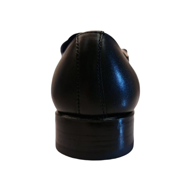 Zapato oxford de hombre con detalles de costuras en la zona alta del empeine con de doble hebilla. Cuenta con una cómoda suela y una planta antideslizante.