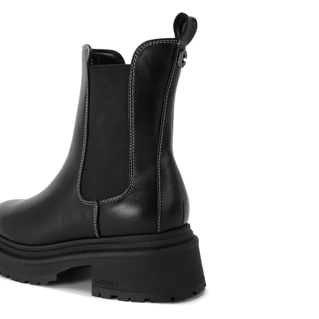This Collide is a Chelsea boot elevated with chunky black sole. The upper is accented with white stitching and a silver Icon C stud at the back of the ankle.