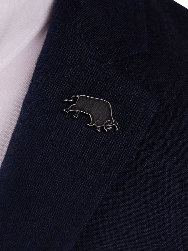 A classic linen blazer to keep you cool when the weather is hot. Brimming with details, including contrasting cuff buttons, complimenting linings and detachable Raging Bull pin badge.  A firm favourite for those smart summer days.