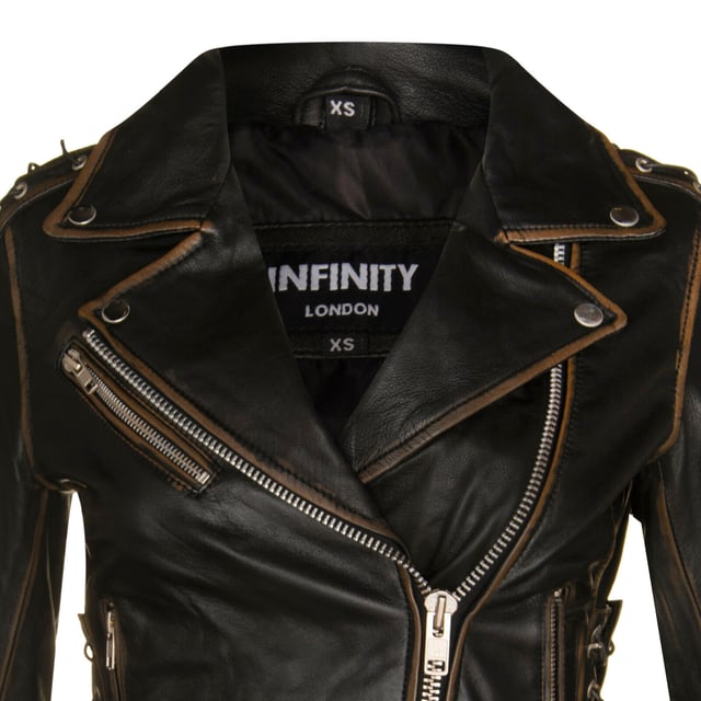 Diese wunderschön gearbeitete Slim-Fit-Lederjacke ist die perfekte Mischung aus Modernität und Eleganz und das Must-Have-Modeaccessoire dieser Saison. Durchdrungen vom Vintage-Biker-Geist „Live to Ride“, verkörpert durch den geprägten Adler auf der Rückseite, an der Taille, an der Schulter und an den Manschetten, haben wir verstellbare Einsätze mit Schnürung, die für mehr Funktionalität und maximale Einstellbarkeit sorgen. Dieses stilvolle Kleidungsstück wird durch einen versetzten YKK-Reißverschluss vorne, der durch ein breites fallendes Revers betont wird, und einen verstellbaren Gürtel in der Taille zusätzlich zum Leben erweckt. Diese Vintage-Bikerjacke ist kurz und eng anliegend und verkörpert den „Born to Ride“-Biker-Geist. Drei Außentaschen mit Reißverschluss bieten funktionale und trendige Aufbewahrungsmöglichkeiten für Ihre Habseligkeiten. Geprägter Adler. Mit dem Gürtel an der Taille können Sie die Passform anpassen und so einen bequemen und maßgeschneiderten Look gewährleisten. Klassischer Brando-Stil. Erleben Sie den Abenteuergeist und heben Sie sich mit dieser schwarzen Leder-Bikerjacke von der Masse ab. Egal, ob Sie auf der Straße oder in der Stadt unterwegs sind, diese Jacke wird mit Sicherheit alle Blicke auf sich ziehen und ein starkes modisches Statement abgeben.
