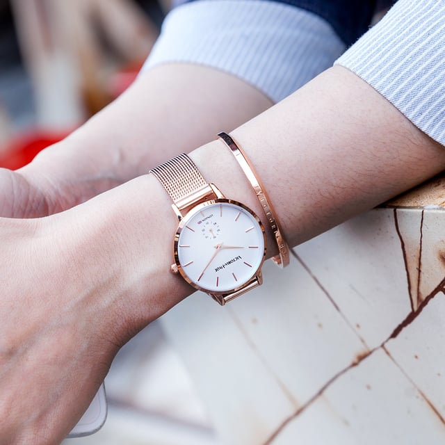 This wristwatch in a classic design is not only classy and timeless, but can also be combined with any outfit. With a size of 34mm, this ladies' watch is one of the more discreet variants from the Metropolitan collection. With its matte white dial and rose gold mesh band, it is the perfect companion for both day and evening wear. The watch strap is easily interchangeable with other 14mm straps, allowing you to customize the watch and match your personal look. The small second movement on the dial is not only a symbol of style, but also lets you know the time accurately at all times. The rose-gold metal case perfects the timeless chic in a special way. The clasp, also rose gold, with simple click system is quick and easy to open and close.

Movement：Miyota 2035
Glass：Mineral glass
Watch band material： Stainless steel mesh band
Case diameter： 34 mm
Case thickness：8.0 mm
Water resistant：3 atm
Watch strap length：190 mm
Watch strap width : 14 mm