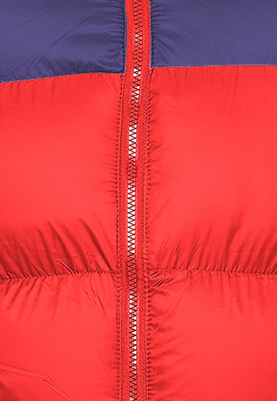 Met deze jas presenteert Mo een gewatteerde en daardoor heerlijk warme gewatteerde jas in trendy bicolor-look. Het comfortabele materiaal heeft een glad handvat met een grote capuchon en zijzakken met ritssluiting die ruimte bieden voor kleine spullen en warmte voor je handen. Een trekkoord in de zoom en verstelbare mouwuiteinden ronden het harmonieuze ontwerp af.  Jas