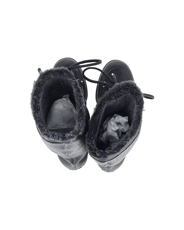 VINTAGE, RRP AS NEW
Conquer winter with the Jimmy Choo Rabbit Fur-Lined Snow Boots in Black Leather. Made from high-quality black leather, these boots offer a durable and stylish option for colder weather. The rabbit fur lining provides ultimate warmth and comfort, making them a cozy choice for even the coldest winter days. 

Jimmy Choo Rabbit Fur-Lined Snow Boots in Black Leather
Material: Leather
Color: Black 
Size: EU38.5
Condition: Excellent
Sign of Wear: No
SKU: 368262