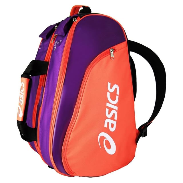 "The ASICS Performance Medium Padel Bag in orange and purple is a stylish and functional accessory designed for padel enthusiasts. This medium-sized bag offers ample storage space while maintaining a sleek profile, making it ideal for carrying your gear to and from the court.
Key Features:
Spacious Compartments: 

The bag includes multiple compartments to organize your equipment efficiently. It features a dedicated section for padel rackets, ensuring they are protected during transit. Additional pockets accommodate clothing, shoes, balls, and personal items, keeping everything neatly arranged.

Durable Construction: 

Crafted from high-quality materials, the bag is designed to withstand regular use and protect your equipment from the elements.

Comfortable Carrying Options: 

Equipped with adjustable shoulder straps and padded handles, the bag offers comfortable carrying options, whether you're heading to a local court or traveling to a tournament.

Stylish Design: 

The vibrant orange and purple color scheme adds a dynamic touch, while the sleek design reflects ASICS' commitment to combining functionality with aesthetic appeal.

Investing in the ASICS Performance Medium Padel Bag ensures your equipment is well-organized and protected, allowing you to focus on your game with confidence."