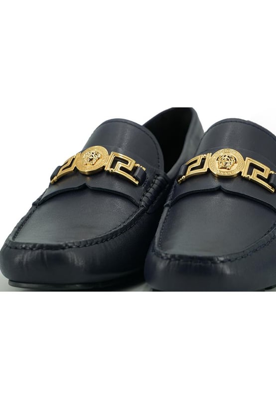 Mocasines De Cuero Azul Marino Medusa Hardware A estrenar con caja etiquetas y bolsa para el polvo.
Zapatos mocasines para hombre 100% autenticos de Versace.
Modelo: Driver 1009707.
D1VS 1U04V.
Color: Azul marino.
Material: 100% piel de becerro.
Herrajes metalicos dorados con detalles de Medu.