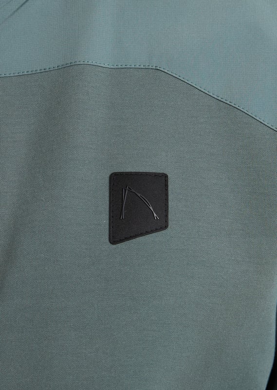 Das Lion Mix ist eine Regular Fit Sweatjacke mit Reißverschluss und gewebter Struktur. Ausgestattet mit einer Nylon-Kapuze, Seitentaschen mit Reißverschluss, einer Ärmeltasche und signature CHASIN'-Details.