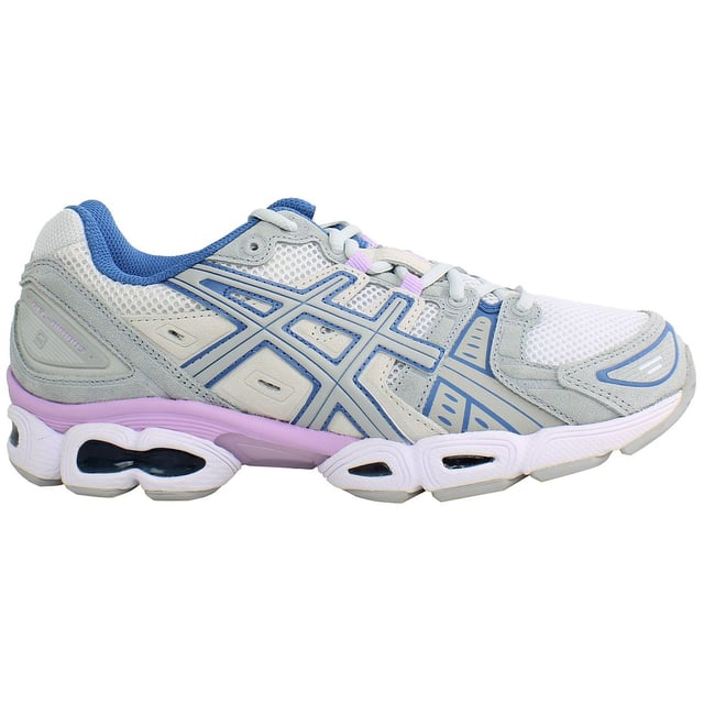 Asics Gel-Nimbus 9 Zapatillas de Mujer en Gris, un pináculo de comodidad y rendimiento diseñado para elevar tu experiencia de carrera. Estas zapatillas están meticulosamente elaboradas para proporcionar una excepcional amortiguación, soporte y estilo para la corredora dedicada. Aquí están las características clave que definen el Gel-Nimbus 9:

 Amortiguación Gel Revolucionaria: El Gel-Nimbus 9 cuenta con la renombrada tecnología de amortiguación Gel de Asics, estratégicamente colocada a lo largo de la zapatilla para ofrecer una superior absorción de impactos. Esto garantiza un paseo suave y cómodo, minimizando el impacto en tus articulaciones y mejorando tu experiencia de carrera en general.

 Tecnología de Media Suela FluidRide: La media suela FluidRide ofrece una combinación perfecta de propiedades de rebote y amortiguación. Este material ligero pero duradero mejora la capacidad de respuesta de la zapatilla, asegurando una zancada suave y eficiente.

 Sistema Adaptable de Sujeción en el Talón: El Sistema de Sujeción en el Talón está diseñado para proporcionar un ajuste seguro y adaptativo alrededor del talón, minimizando el deslizamiento y asegurando estabilidad durante tus carreras. Esta característica es particularmente beneficiosa durante entrenamientos de alta intensidad.

 Parte Superior Transpirable y Ligera: Las zapatillas cuentan con una parte superior transpirable y ligera, permitiendo un flujo de aire óptimo para mantener tus pies frescos y cómodos. El diseño no solo mejora la transpirabilidad, sino que también contribuye a una sensación general de ligereza y agilidad.

 Sistema Guidance Trusstic para la Estabilidad: El Sistema Guidance Trusstic integra líneas de guía para mejorar la eficiencia de la marcha y proporcionar integridad estructural en la zona del mediopié. Este sistema contribuye a la estabilidad y soporte general durante tus carreras.

 Artesanía de Alta Calidad Asics: Asics es sinónimo de calidad, y las Zapatillas de Mujer Gel-Nimbus 9 en Gris muestran el compromiso de la marca con la excelencia. Estas zapatillas están diseñadas para resistir las exigencias del running regular, asegurando durabilidad y fiabilidad.