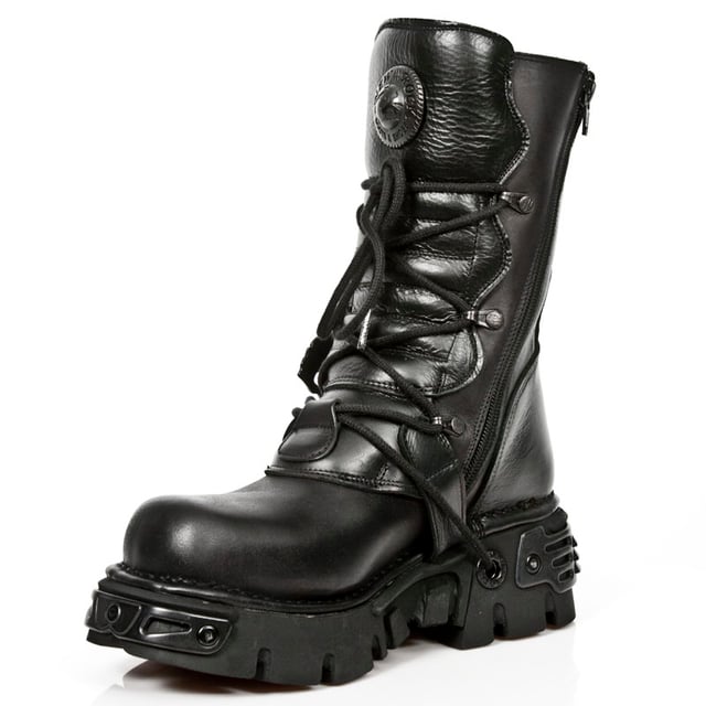 Deze halfhoge laarzen zijn gemaakt van eersteklas rundleer en zijn afgewerkt met een kwaliteit die de tientallen jaren ervaring weerspiegelt in het maken van premium schoenen die New Rock met trots heeft vergaard. Deze laarzen maken deel uit van de iconische reactorlijn en zijn voorzien van een verscheidenheid aan zwarte metallic details om deze look een onderscheidend gotisch uiterlijk te geven. Bij de zool zijn zwarte, stevige metalen inzetstukken aangebracht, evenals schedelgespen en New Rock-logo's op het bovenwerk, die in metaal zijn uitgevoerd om deze laars een strak uiterlijk te geven. Voor extra diepte aan de laars zijn de rubberen hak en zool verhoogd tot een hoogte van respectievelijk 6 cm en 3 cm, wat een gedurfde aanwezigheid geeft aan deze schoen die belichaamt waar gotische mode om draait. • Premium zwart lederen bovenwerk • 22 cm schachthoogte • Zwarte schedel metalen gespen • Rubberen hak van 6 cm en zool van 3 cm
