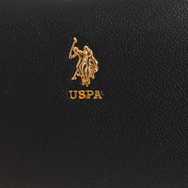 Bolso bandolera U.S. POLO ASSN.
Sintético.
Cierre con cremallera.
Interior frontal: Un bolsillo abierto.
Interior trasero: Un bolsillo con cremallera.
Correa ajustable.
Forro interior con estampado de la marca.
Logo de la marca en el frontal.
Costuras vistas a tono.
 Medidas: 22x13x5cm
 Composición: 100% Poliuretano
 Cuidados:
Limpiar con un paño húmedo.