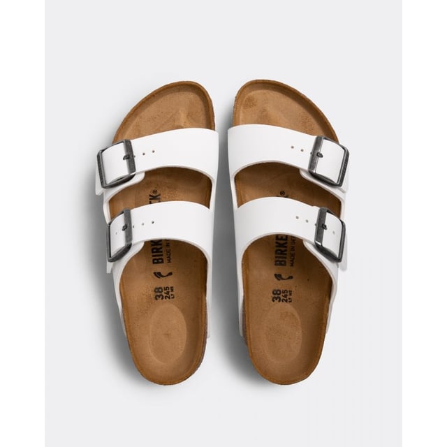 Sandalias para mujer Birkenstock Arizona Narrow de Birko-Flor Un ícono de diseño atemporal y comodidad legendaria, la sandalia Arizona ha estado definiendo estilo desde 1973. Su apariencia relajada está hecha de Birko-Flor® duradero para un acabado clásico, similar al cuero. Completa con los elementos de diseño legendarios de BIRKENSTOCK, como una plantilla contorneada de corcho-látex para el máximo soporte.
Plantilla contorneada de corcho-látex que crea soporte personalizado con el uso
Parte superior de sintético Birko-Flor®
Forro de plantilla de ante que ayuda a mantenerte cómodo
Suela de EVA flexible y liviana
Dos correas ajustables con hebillas de metal
Sello de calidad 'Hecho en Alemania' en la plantilla