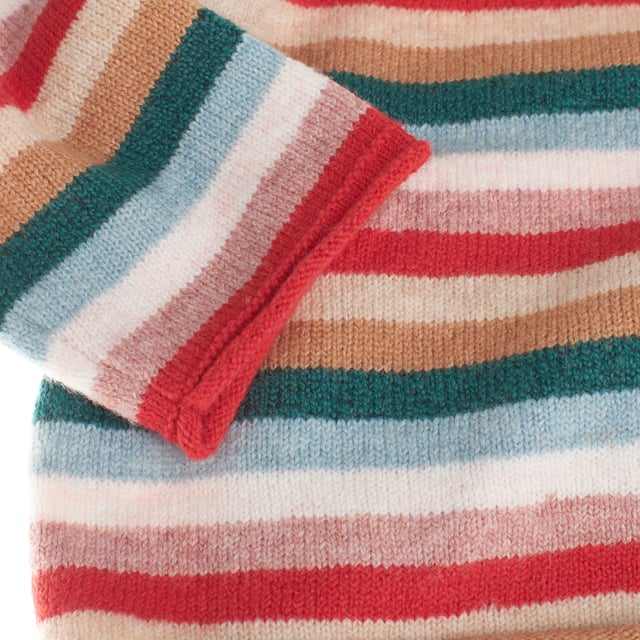 Conjunto para bebé compuesto por un jersey de manga larga y un pantalón a juego.

 El jersey, confeccionado en un tejido suave y cómodo, presenta un diseño de cuello redondo acanalado que facilita el ajuste y cuenta con un cierre de botones en la parte trasera, lo que facilita poner y quitar la prenda.

El pantalón, también elaborado en un material suave y flexible, cuenta con un diseño acanalado que asegura comodidad y permite un ajuste ceñido sin restringir el movimiento del bebé. 

Este conjunto es ideal para mantener a los pequeños abrigados y cómodos, al mismo tiempo que proporciona un look adorable y práctico para el día a día.
 Composición: Jersey: 53% Algodón, 47% Nylon; pantalón: 53% Algodón, 47%
 Cuidados:
- Lavar a máquina en agua fría  y ciclo suave.
- Usar detergentes suaves.
- Usar secadora a baja temperatura.
- Planchar a bajas temperaturas.
- No lavar en seco.