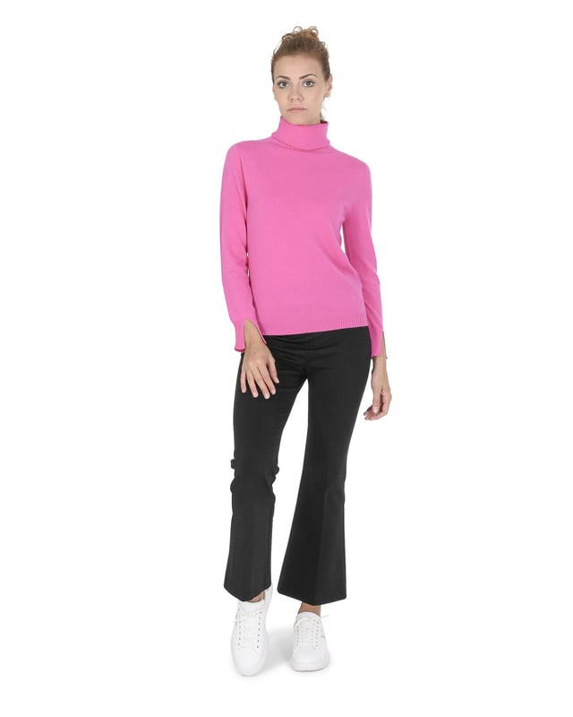 Material de cachemir de calidad premium  
Estilo de cuello alto  
Hecho en Italia  
Cortado exclusivamente para mujeres  
Color fucsia elegante  
Diseño atemporal y sofisticado  
100% CACHEMIR