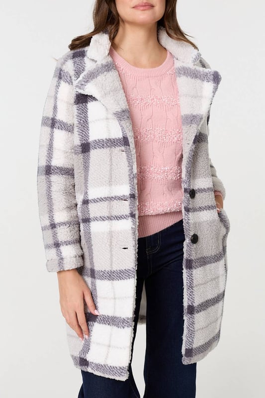 Cosy up this season in this relaxed teddy jacket. It has a boxy fit with a thigh length hem, buttons and a wide lapel collar. It even has pockets that will keep your hands warm on a chilly day. Throw it on over any look - formal, professional and casual outfits will all look sleek with this jacket.