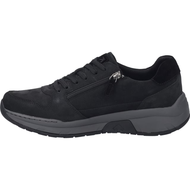Ontdek elegantie en ongeëvenaard comfort met de Mitchell 50, een uitstekende schoen van JOSEF SEIBEL. Deze herenschoen in diepzwart straalt een tijdloze elegantie uit die perfect is voor zowel ontspannen alledaagse kleding als casual gelegenheden. De Mitchell 50 is meer dan alleen een sportschoen; het is een eerbetoon aan het vakmanschap en de aandacht voor detail die JOSEF SEIBEL al generaties lang kenmerken. Het bovenmateriaal van het fijnste nubuck rundleer geeft de schoen niet alleen een verfijnde look, maar staat ook garant voor duurzaamheid en robuustheid. Met de innovatieve MultiFit technologie en comfortabele wijdte H biedt de schoen een aanpasbare pasvorm, ideaal voor bredere voeten. De zool, een combinatie van EVA en rubber, is niet alleen resistent en duurzaam, maar ook licht en flexibel, wat het comfort aanzienlijk verhoogt. Het licht gestructureerde profiel zorgt voor optimale grip bij tal van buitenactiviteiten. De Mitchell 50 is waterafstotend en heeft een vetersluiting, waardoor het de ideale metgezel is voor elke vrijetijdsactiviteit. Of het nu gaat om een wandeling in het park of een ontspannen middag in de stad, deze schoen ondersteunt elke stap. De Strobel-constructie bevordert de stabiliteit en draagt bij aan een verbeterd loopgevoel. Met de Mitchell 50 richt JOSEF SEIBEL zich op slow fashion - een bewuste keuze tegen fast fashion ten gunste van duurzame en hoogwaardige schoenenproductie. Met deze sneaker koop je niet zomaar een schoen, maar een stukje vakmanschap dat bij elke stap het verschil maakt.