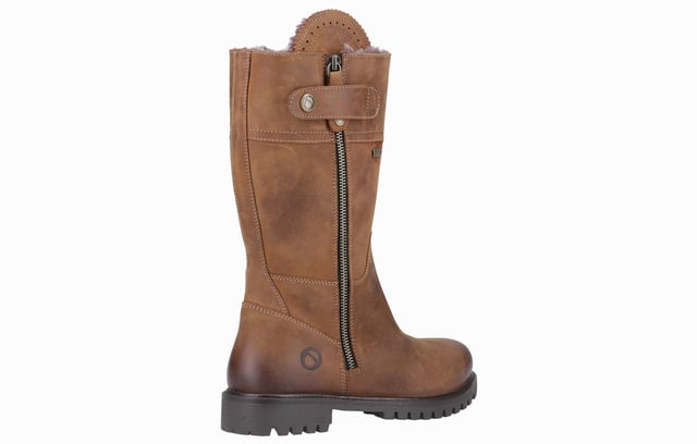 The Bushcombe boot is a stylish and practical addition to your country wardrobe. Made with smooth waterproof leather uppers and cosy faux fur linings, it ensures your feet stay warm and dry all winter. The side zip opening and clasp detail provide ease and elegance, while the leather detailing at the top and chunky outsole add a rugged, country-inspired finish. Perfect for tackling winter in style and comfort.- Waterproof leather upper
- Faux fur lining
- Side zip opening & clasp detailing
- Chunky outsole
- Cotswold branding