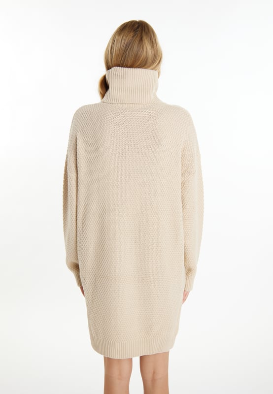 Perfect Match: Auf diesem Strickkleid von myMo treffen sich Gitterstrick und Zopfmuster und vereinen sich zu einem harmonischen Miteinander. Gefertigt aus einem kuschelig-weichen Garn, lässt sich das locker geschnittene Modell mit überschnittenen Schultern und kleinen Seitenschlitzen vielseitig kombinieren. Der gerippte opulente Rollkragen vollendet das stimmige Design ebenso wie die abschließenden Rippstrickbündchen an den Ärmeln.  Strickkleid
