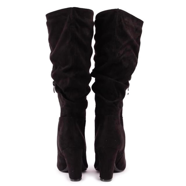 Deze Solesister Riley kniekousen. Slouchy laarzen tillen je stijl naar nieuwe hoogten. ze zijn de perfecte. vrouwelijke laarzen om dit seizoen aan je garderobe toe te voegen. Deze stijlvolle. Beenomsluitende laarzen hebben een zacht bovenwerk van imitatiesuède, aangevuld met een gemakkelijke ritssluiting aan de binnenkant en een elegante hoge blokhak voor een tijdloze look. chique silhouet.