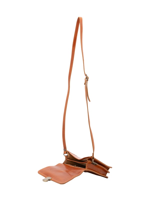 Damen-Umhängetasche mit Schnappverschluss. eine mit Reißverschluss-Innentaschen. eine Rückseite mit Reißverschluss-Außentaschen. verstellbarer Schultergurt aus Leder. fehlender Griff. zwei Innenfächer.  Außenmaterial. Innen mit Baumwolle gefüttert. Maße: 20x16x7 cm. Hergestellt in Italien