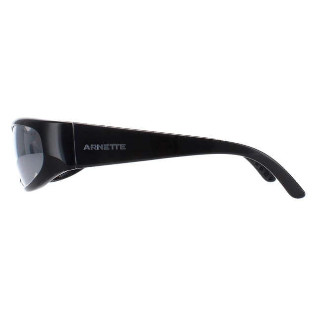 Las gafas de sol Arnette Rectangle Mens Black Dark Grey AN4283 Shyguy son el punto de encuentro entre la elegancia atemporal y el estilo contemporáneo. Estas gafas de sol irradian un encanto atemporal con su forma rectangular universalmente favorecedora y sus icónicas opciones de color, mientras que sus materiales superiores y su comodidad durante todo el día garantizan una experiencia de uso encantadora. Tanto si pasea por un bulevar como si se relaja en la playa o asiste a un evento formal, estas gafas complementarán su estilo sin esfuerzo.