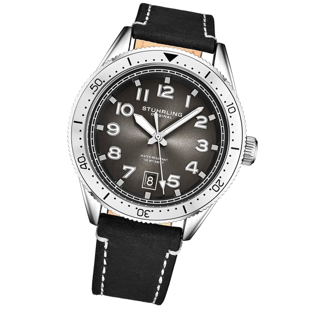Herrenuhr mit silbernem Quarzgehäuse, silberner Lünette, grauem Zifferblatt, silbernen Leuchtzeigern und -markierungen, schwarzem Lederarmband mit weißen Kontrastnähten