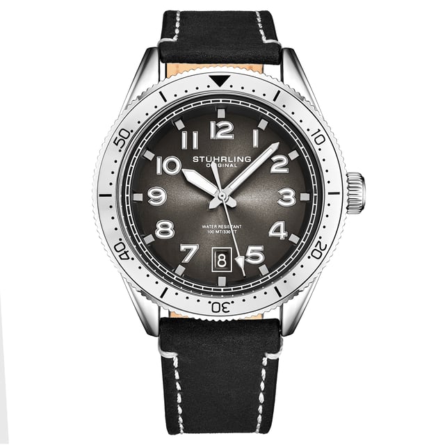 Herrenuhr mit silbernem Quarzgehäuse, silberner Lünette, grauem Zifferblatt, silbernen Leuchtzeigern und -markierungen, schwarzem Lederarmband mit weißen Kontrastnähten