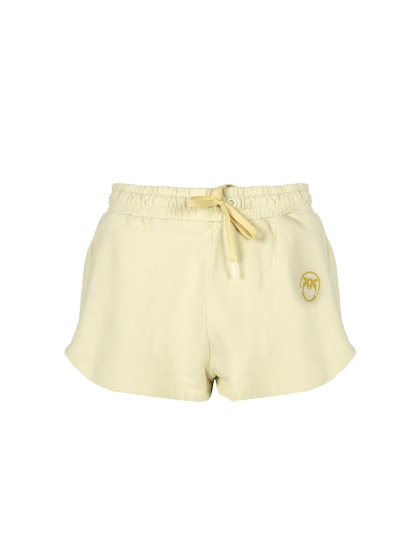 Los pantalones cortos de chándal son la elección perfecta para cualquier ocasión, combinando comodidad con un estilo de moda, lo que te permite disfrutar de la libertad de movimiento y comodidad durante todo el día.

Con una banda elástica en la cintura, garantizan un ajuste perfecto al cuerpo, lo que significa que no tienes que preocuparte por que se deslicen o por la incomodidad durante el uso, incluso durante actividades físicas intensas.

En la pierna izquierda, el nombre de la marca y el logo corporativo agregan un carácter único a los pantalones cortos, subrayando su autenticidad y diseño moderno, que seguramente atraerá atención.

Con dos bolsillos insertados, ofrecen un lugar práctico para almacenar pequeños objetos, como llaves o teléfonos, lo que hace que estos pantalones cortos no solo sean estilosos, sino también funcionales.

Fabricados con tela de alta calidad, que es suave y transpirable, proporcionan una excelente circulación de aire y durabilidad, lo que significa que los pantalones cortos te servirán durante mucho tiempo, manteniendo su perfecta apariencia.