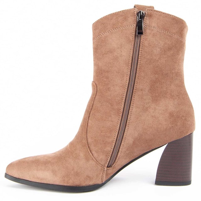 Women's ankle boots. Comfortable fit. Cushioned natural leather insole. Manufactured by other brands for our brand. Approximate measurements: 7 cm high heel, 14 cm high shaft and 12 cm wide shaft.