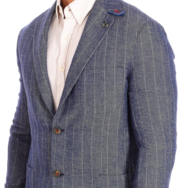 Long-sleeved blazer La Martina.
 Color Marbled blue
 Regular cut that adapts perfectly to any type of silhouette.
 Lapel collar.
 Closure with two buttons.
 Front slip pockets.
 Two pockets on the inside.
 Button closure cuffs.
 Small brooch with the firm's logo on the flap.
 Seams seen in tone.

 Composition: 50% Linen, 40% Cotton, 10% Elastane.

 - Do not use a washing machine.
 - Iron at medium temperature, max. 110ºC.
 - Do not use a dryer.
 - Does not admit bleach.
 Composition: 50% Linen, 40% Cotton, 10% Elastane.
 Care:
- Do not use a washing machine.
 - Iron at medium temperature, max. 110ºC.
 - Do not use a dryer.
 - Does not accept bleach.