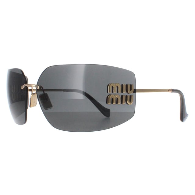 Las gafas de sol Miu Miu MU54YS 5AK5S0 en gris oscuro dorado presentan una montura atrevida y sin montura que irradia confianza y sofisticaciÃ³n, fabricada en metal de alta calidad para ofrecer una sensaciÃ³n de lujo. Las lentes proporcionan una protecciÃ³n UV superior al tiempo que aÃ±aden un toque de glamour, perfecto para cualquier persona a la moda. Con detalles distintivos y el icÃ³nico logotipo de Miu Miu sutilmente grabado en las patillas, las gafas de sol MU54YS son un accesorio imprescindible para quienes se atreven a marcar tendencia. Sea el centro de atenciÃ³n y deje que su estilo brille con Miu Miu.