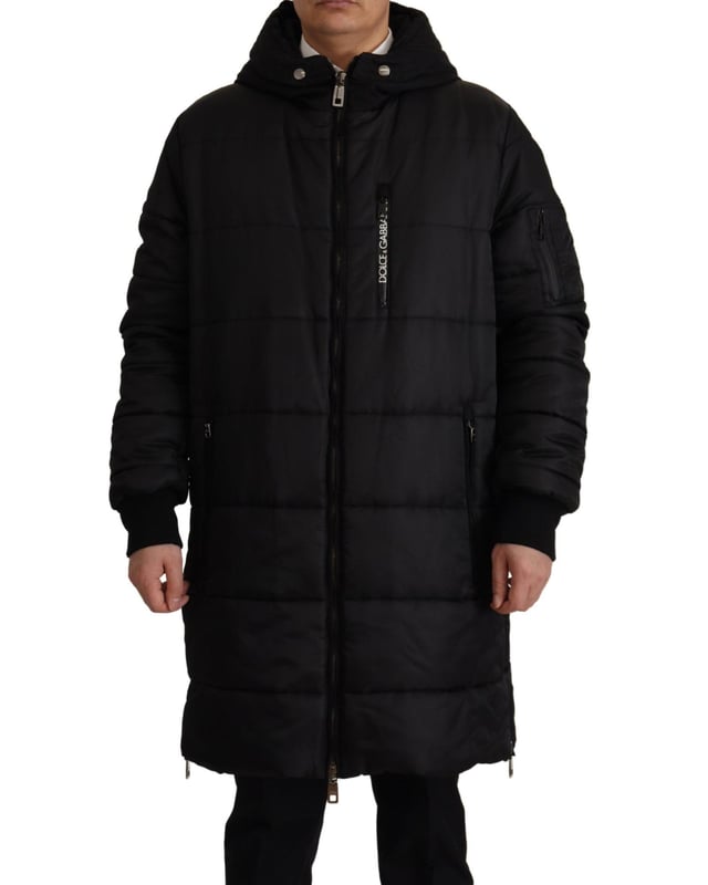 Marca: Dolce & Gabbana  
Modelo: Chaqueta parka con capucha  
Color: Negro  
Cierre de cremallera completa  
Detalles del logo  
Hecho en Italia  
Material: 80% Nylon 20% Algodón  
Forro: 100% Poliéster  
Material: 80% Nylon 20% Algodón