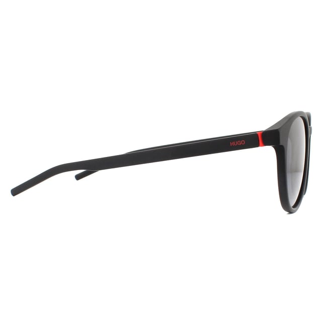 Las gafas de sol Hugo by Hugo Boss HG1127/S 003/IR Negro Mate Gris son un estilo redondo contemporáneo fabricado en plástico hipoalergénico ligero. Las patillas delgadas están sutilmente marcadas con el logotipo de Hugo, al igual que el ángulo de la lente.